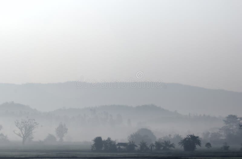 Paesaggio della campagna in Tailandia con foschia nel mattino in anticipo fotografia stock libera da diritti Paesaggio della campagna in Tailandia con foschia nel mattino in anticipo fotografia stock libera da diritti