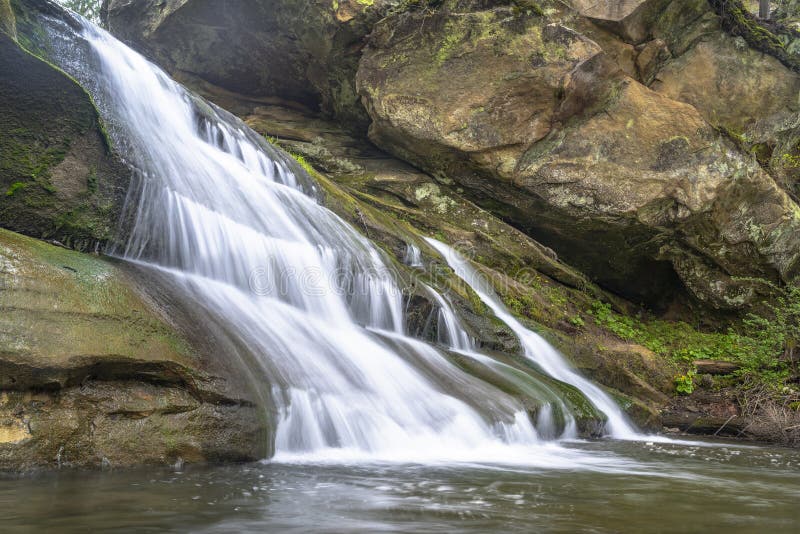 Paesaggio della cascata del fiume della montagna Corrente di pietra della cascata fra le rocce immagine stock Paesaggio della cascata del fiume della montagna Corrente di pietra della cascata fra le rocce immagine stock