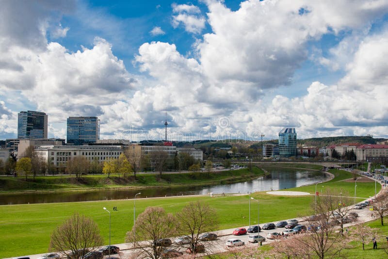 Paesaggio della città di Vilnius in primavera fotografia stock libera da diritti Paesaggio della città di Vilnius in primavera fotografia stock libera da diritti