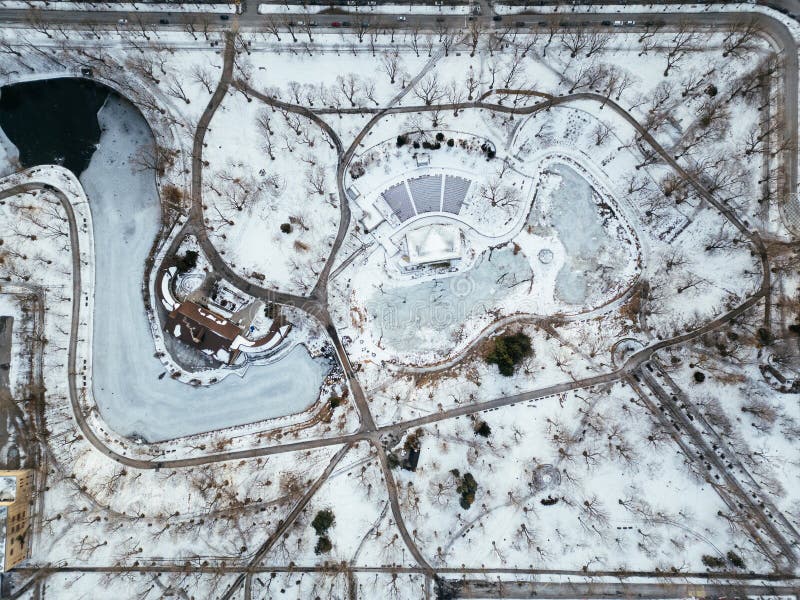Paesaggio della fontana del parco invernale con lago congelato coperto di neve. Montreal Quebec Canada fotografia stock