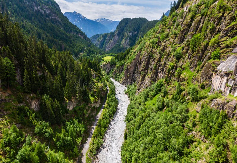 Paesaggio della montagna delle alpi di estate con il fiume in burrone profondo, Svizzera fotografia stock libera da diritti Paesaggio della montagna delle alpi di estate con il fiume in burrone profondo, Svizzera fotografia stock libera da diritti
