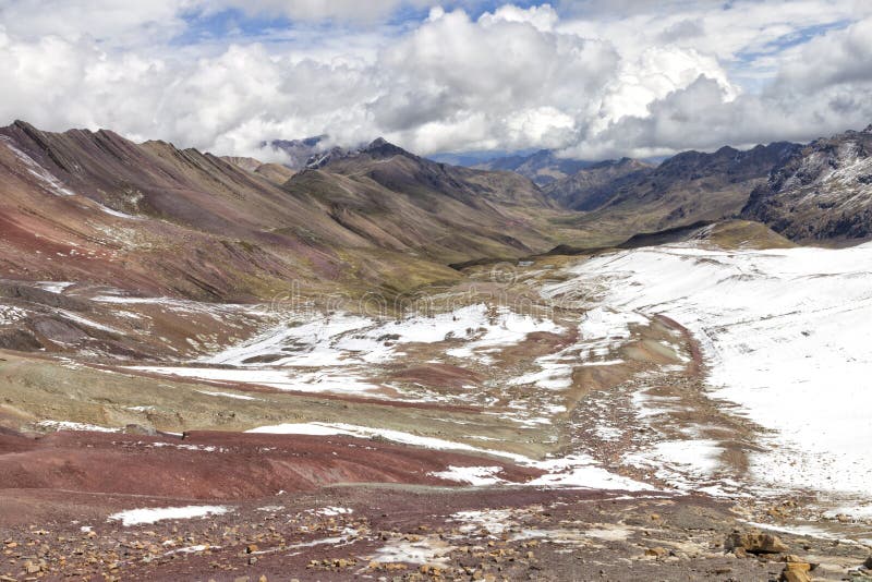 Paesaggio Della Montagna Delle Ande Del Peruviano Con Neve Fotografia Stock  - Immagine di arcobaleno, drammatico: 127067552