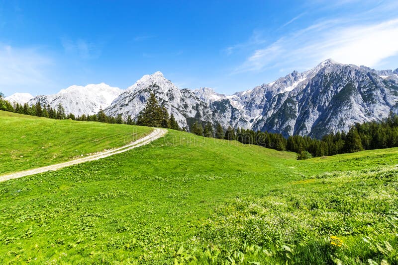 Paesaggio della montagna di estate della depressione del percorso di vista delle alpi nel Tirolo, Austria fotografia stock libera da diritti Paesaggio della montagna di estate della depressione del percorso di vista delle alpi nel Tirolo, Austria fotografia stock libera da diritti