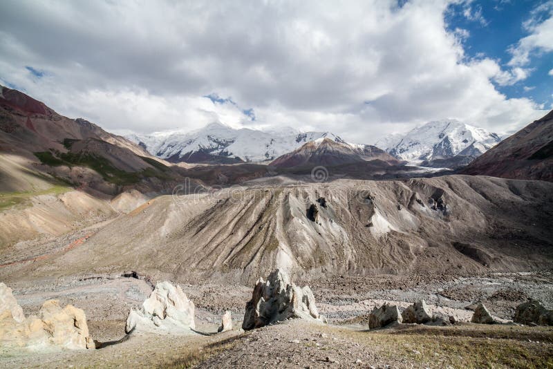 Paesaggio della montagna Regione di Pamir kyrgyzstan immagini stock Paesaggio della montagna Regione di Pamir kyrgyzstan immagini stock