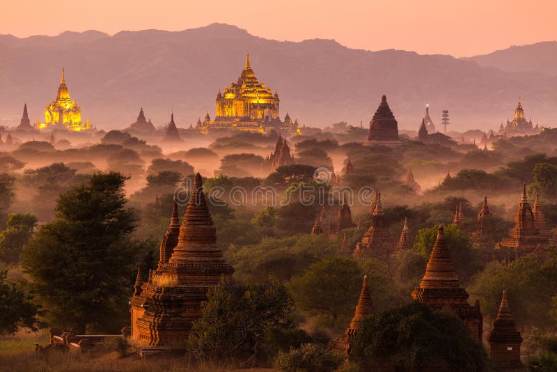 Paesaggio della pagoda al crepuscolo in Bagan