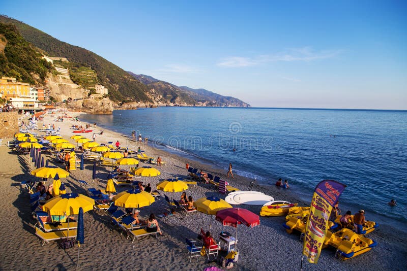 Paesaggio della spiaggia di Riomaggiore fotografia stock