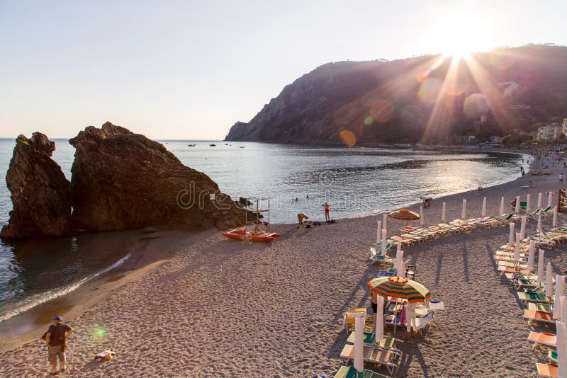 Paesaggio della spiaggia di Riomaggiore. Riomaggiore è uno dei villaggi di Cinque Terre, la strada famosa di amore è qui