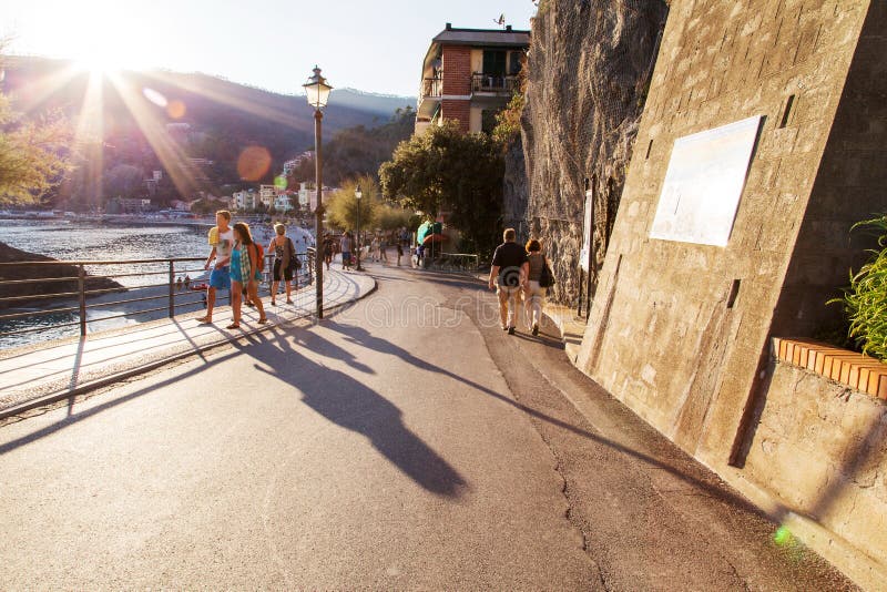 Paesaggio della spiaggia di Riomaggiore immagine stock