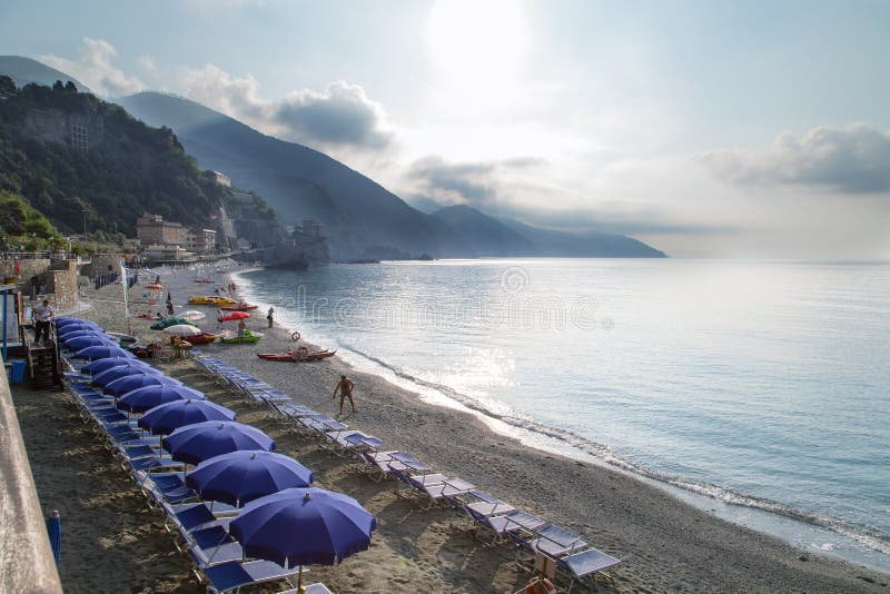 Paesaggio della spiaggia di Riomaggiore fotografia stock