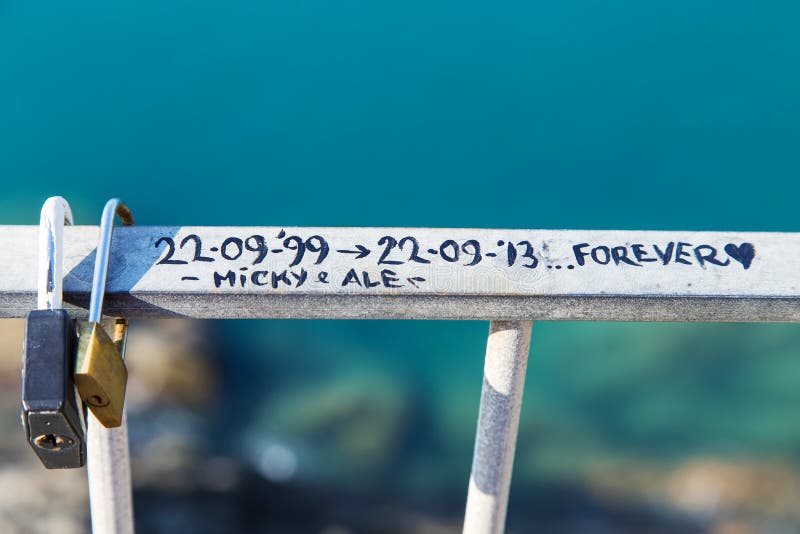 Paesaggio della spiaggia di Riomaggiore immagine stock libera da diritti
