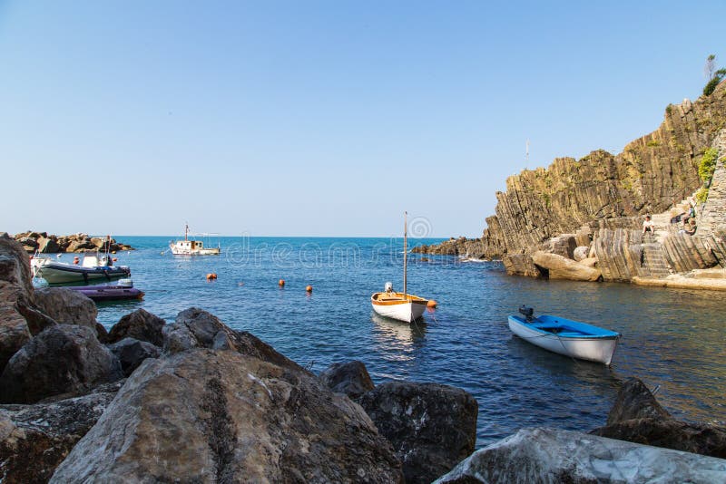 Paesaggio della spiaggia di Riomaggiore immagini stock