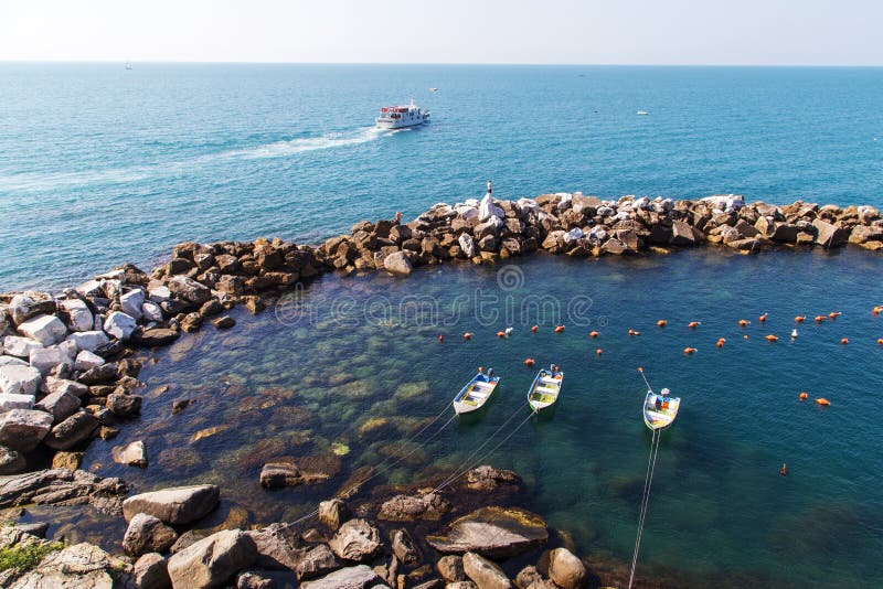 Paesaggio della spiaggia di Riomaggiore fotografia stock