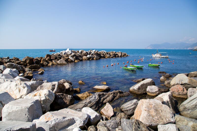Paesaggio della spiaggia di Riomaggiore immagini stock