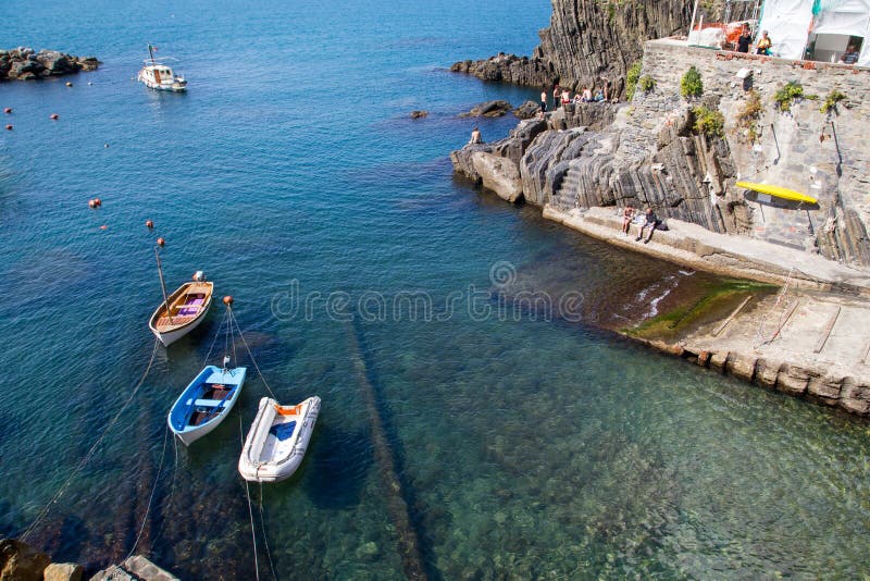 Paesaggio della spiaggia di Riomaggiore immagine stock