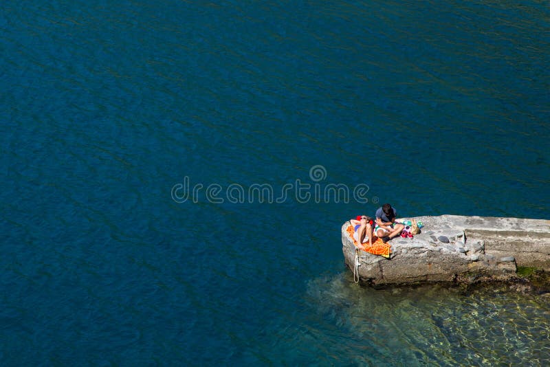 Paesaggio della spiaggia di Riomaggiore fotografia stock