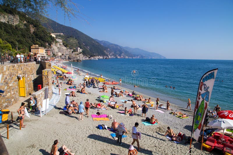 Paesaggio della spiaggia di Riomaggiore fotografia stock libera da diritti