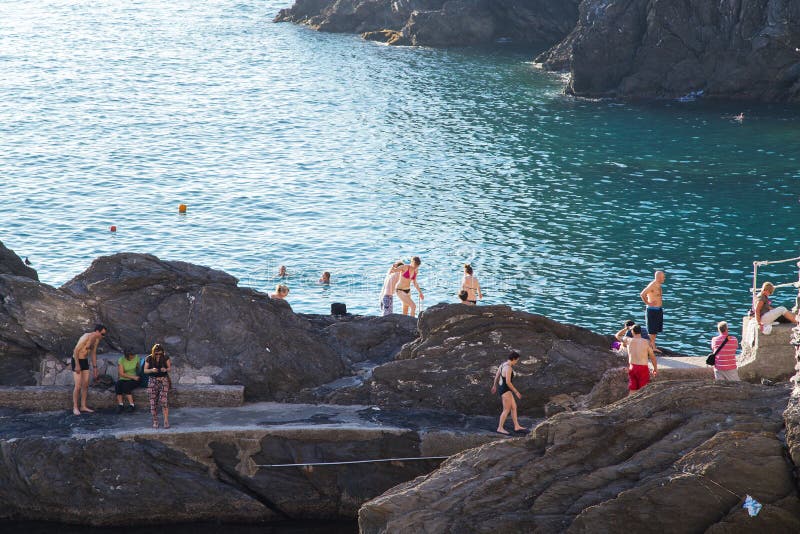 Paesaggio della spiaggia di Riomaggiore immagini stock