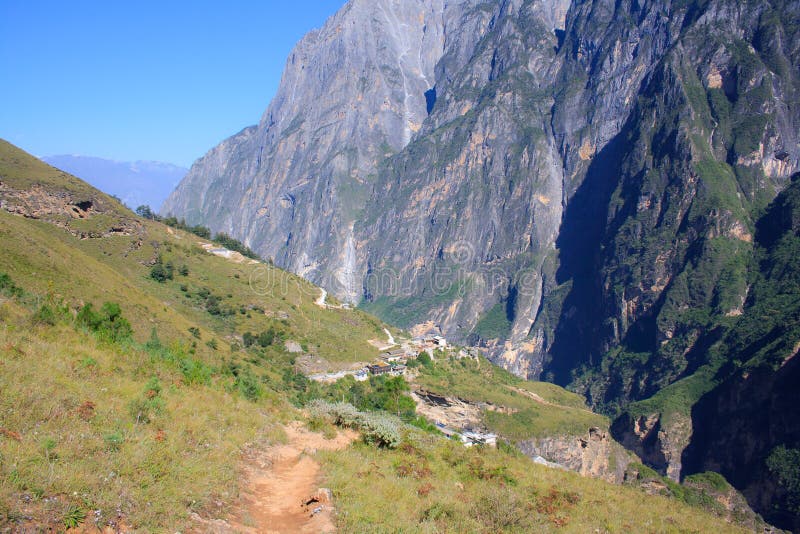 Paesaggio della tigre che salta gola. Il Tibet. La Cina. immagine stock Paesaggio della tigre che salta gola. Il Tibet. La Cina. immagine stock