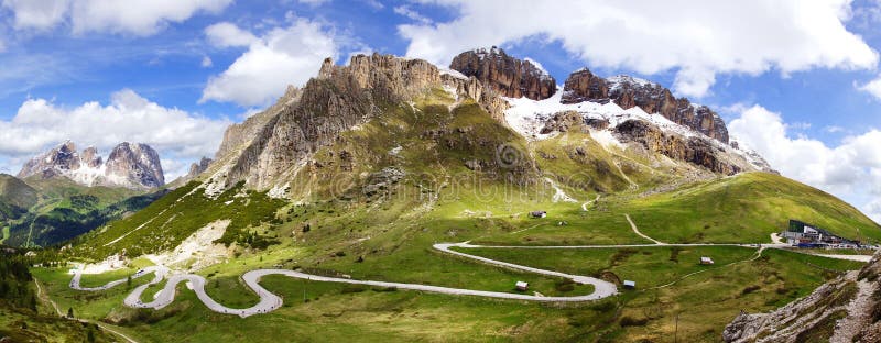 Paesaggio delle dolomia con la strada della montagna.