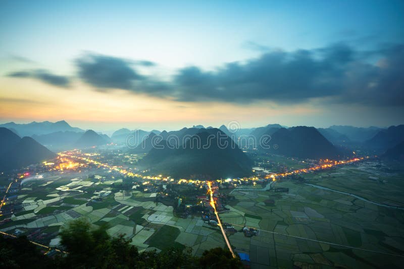 Paesaggio di alba del Vietnam con il giacimento del riso e montagna in valle di Bac Son nel Vietnam fotografie stock libere da diritti Paesaggio di alba del Vietnam con il giacimento del riso e montagna in valle di Bac Son nel Vietnam fotografie stock libere da diritti