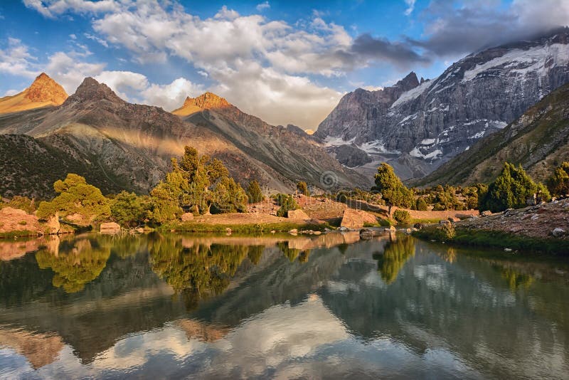 Paesaggio di belle montagne del fan e lago Kulikalon nel Tagikistan fotografia stock Paesaggio di belle montagne del fan e lago Kulikalon nel Tagikistan fotografia stock