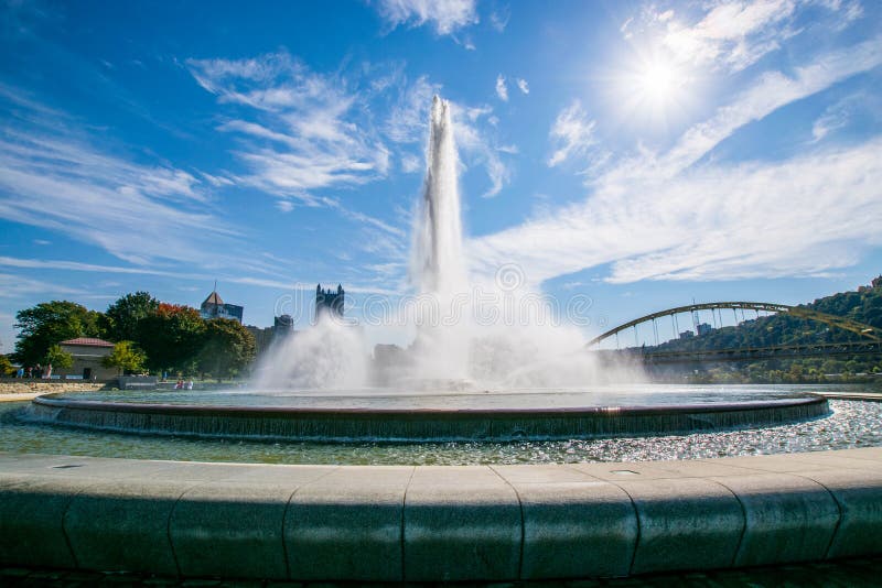 Paesaggio di estate della fontana del parco di stato del punto a Pittsburgh fotografia stock