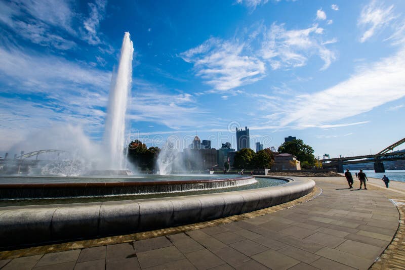 Paesaggio di estate della fontana del parco di stato del punto a Pittsburgh immagini stock