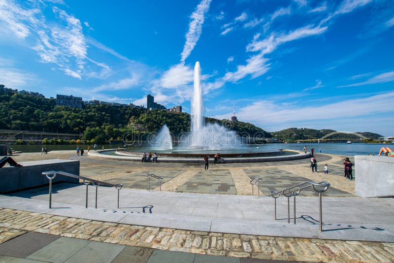 Paesaggio di estate della fontana del parco di stato del punto a Pittsburgh immagini stock libere da diritti