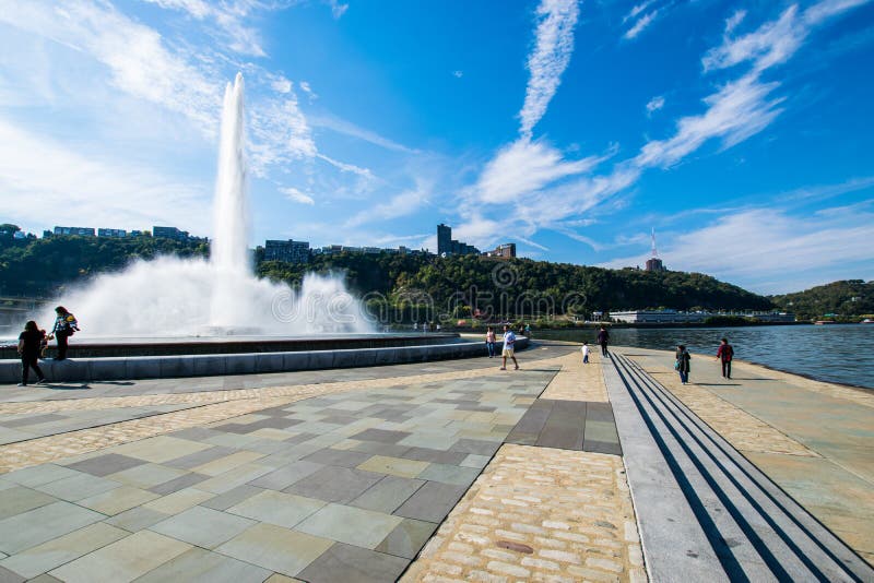 Paesaggio di estate della fontana del parco di stato del punto a Pittsburgh fotografie stock