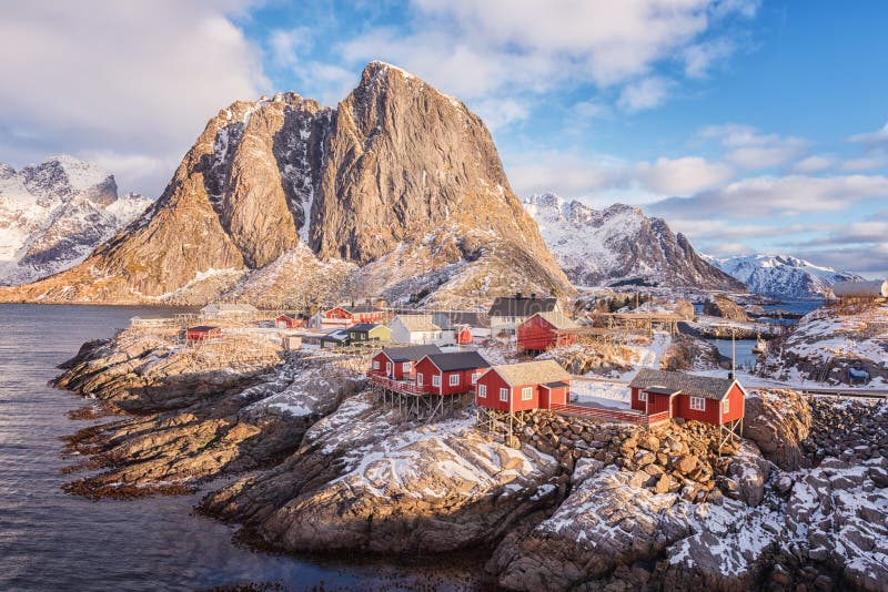 Paesaggio di giorno di bello inverno, vista di piccolo paesino di pescatori norvegese Hamnoy, isole di Lofoten, Norvegia immagini stock libere da diritti Paesaggio di giorno di bello inverno, vista di piccolo paesino di pescatori norvegese Hamnoy, isole di Lofoten, Norvegia immagini stock libere da diritti