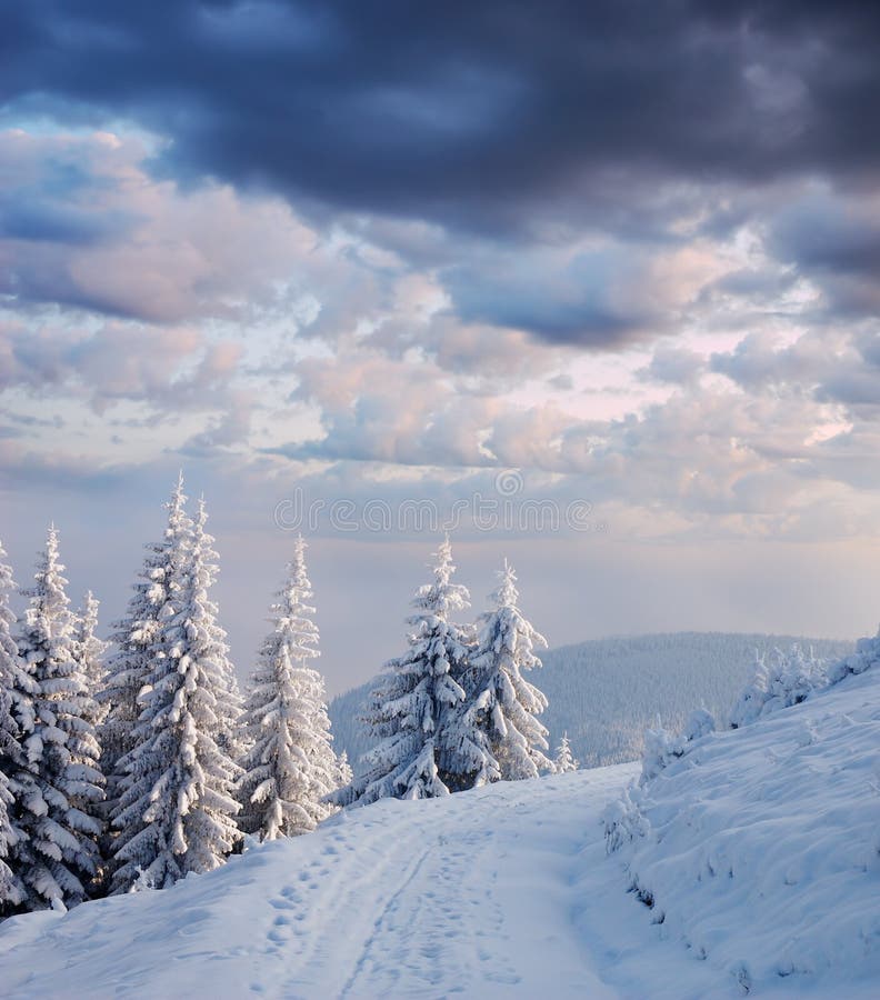Paesaggio di inverno in montagne fotografia stock libera da diritti Paesaggio di inverno in montagne fotografia stock libera da diritti