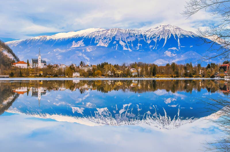 Paesaggio di inverno, riflessione del lago e montagne con bello cielo blu fotografia stock Paesaggio di inverno, riflessione del lago e montagne con bello cielo blu fotografia stock