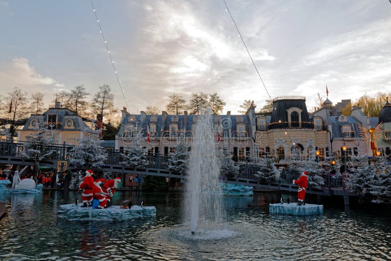 Paesaggio di Natale nel lago con Santa Claus da crepuscolo immagini stock libere da diritti
