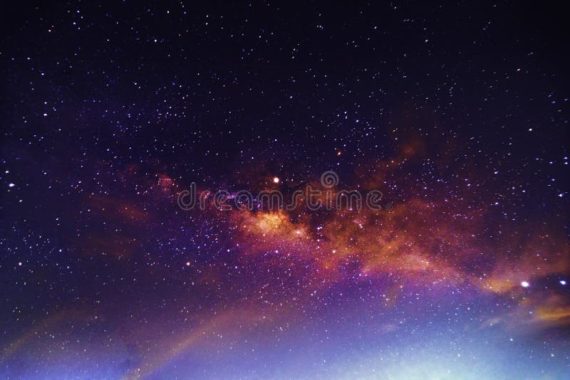Paesaggio di notte con la Via Lattea variopinta e giallo-chiaro piena delle stelle nel cielo nel bello fondo dell'universo di est