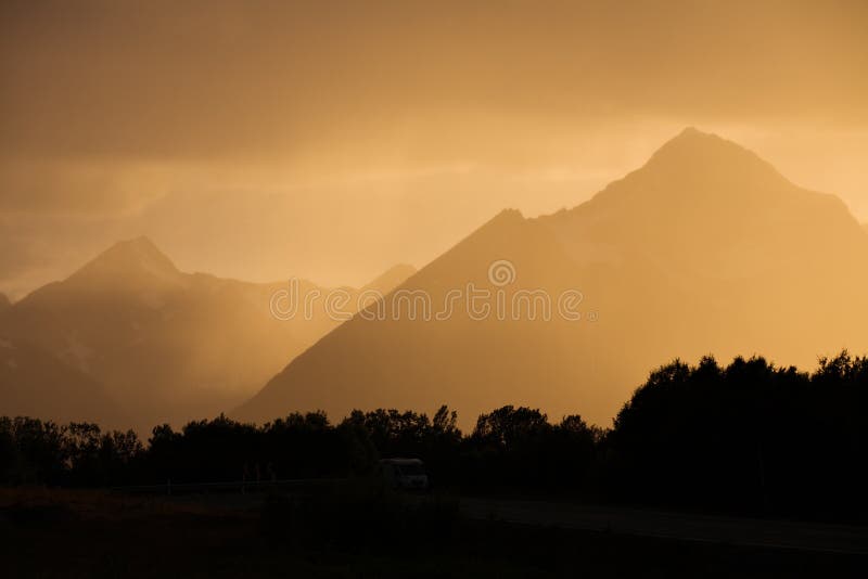 Paesaggio di notte della strada della montagna fotografia stock Paesaggio di notte della strada della montagna fotografia stock