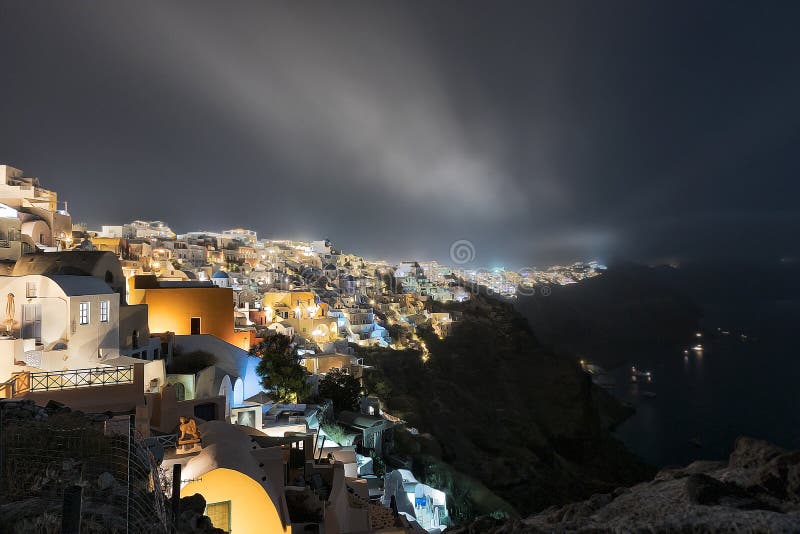 Paesaggio di notte di OIA in Grecia Santorini fotografia stock libera da diritti Paesaggio di notte di OIA in Grecia Santorini fotografia stock libera da diritti