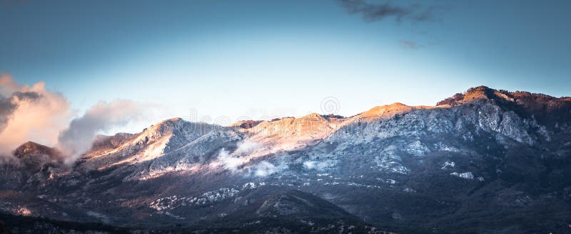 Paesaggio di tramonto di panorama delle montagne con i picchi di montagne nel paese Montenegro di Europa fotografia stock libera da diritti Paesaggio di tramonto di panorama delle montagne con i picchi di montagne nel paese Montenegro di Europa fotografia stock libera da diritti