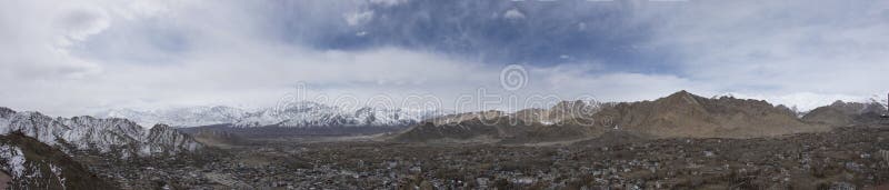 Paesaggio di vista aerea e paesaggio urbano del villaggio di Leh Ladakh con la montagna dell'Himalaya o dell'Himalaya nel Jammu e fotografia stock Paesaggio di vista aerea e paesaggio urbano del villaggio di Leh Ladakh con la montagna dell'Himalaya o dell'Himalaya nel Jammu e fotografia stock