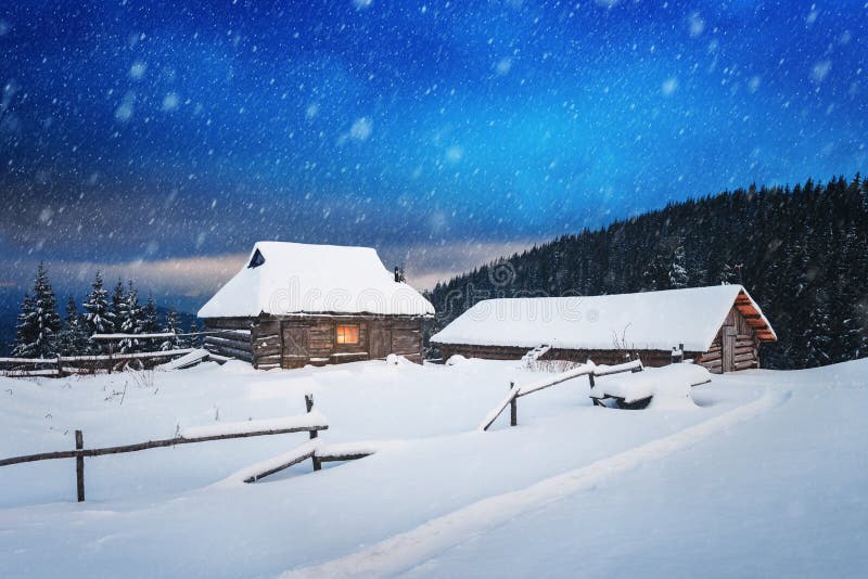 Paesaggio fantastico con la casa nevosa fotografia stock Paesaggio fantastico con la casa nevosa fotografia stock