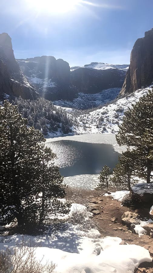 Paesaggio invernale paesaggistico con un lago congelato circondato da montagne e pini illustrazione di stock