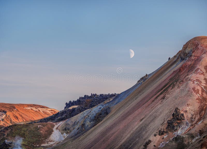 paesaggio lunare delle montagne islandesi con la luna nel cielo azzurro fotografia stock libera da diritti paesaggio lunare delle montagne islandesi con la luna nel cielo azzurro fotografia stock libera da diritti