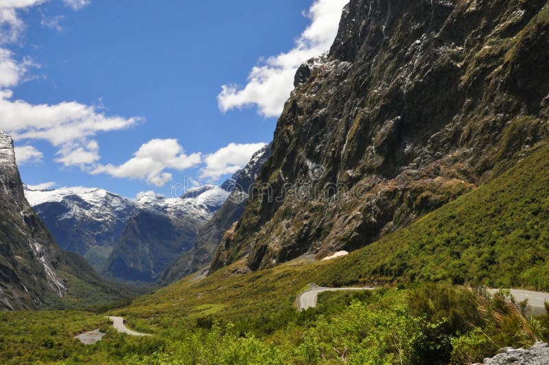 Paesaggio lungo la strada principale di Milford Sound, parco nazionale di Fiordland immagine stock libera da diritti Paesaggio lungo la strada principale di Milford Sound, parco nazionale di Fiordland immagine stock libera da diritti