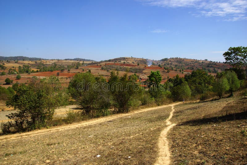 Paesaggio meraviglioso fra Kalaw ed il lago Inle in Myanmar immagine stock libera da diritti Paesaggio meraviglioso fra Kalaw ed il lago Inle in Myanmar immagine stock libera da diritti