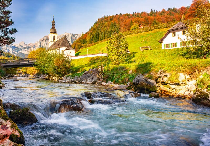 Paesaggio montuoso nelle Alpi bavaresi Ramsau bei Berchtesgaden Villaggio della soleggiata giornata d'autunno, Baviera, Germania