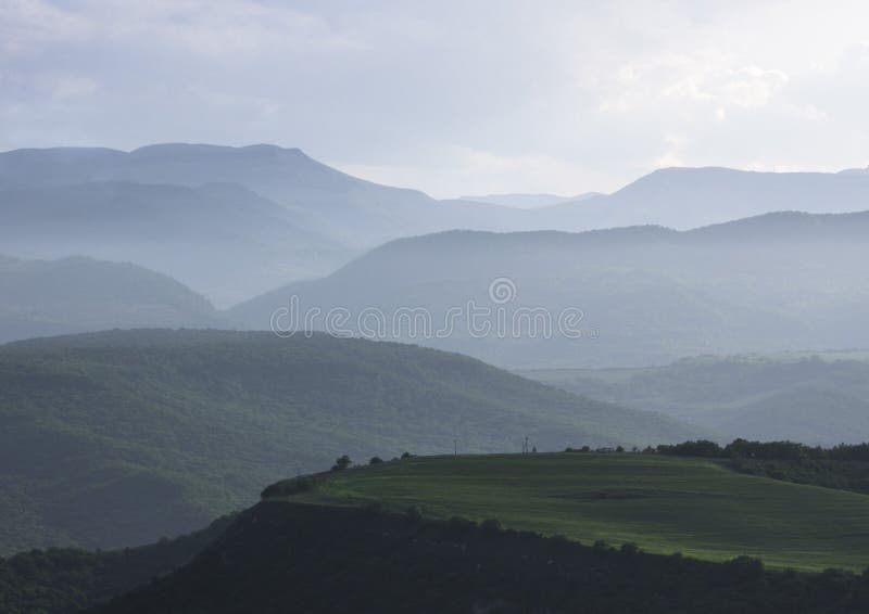 Paesaggio mountian nebbioso Montagne di Caucaso immagini stock libere da diritti Paesaggio mountian nebbioso Montagne di Caucaso immagini stock libere da diritti