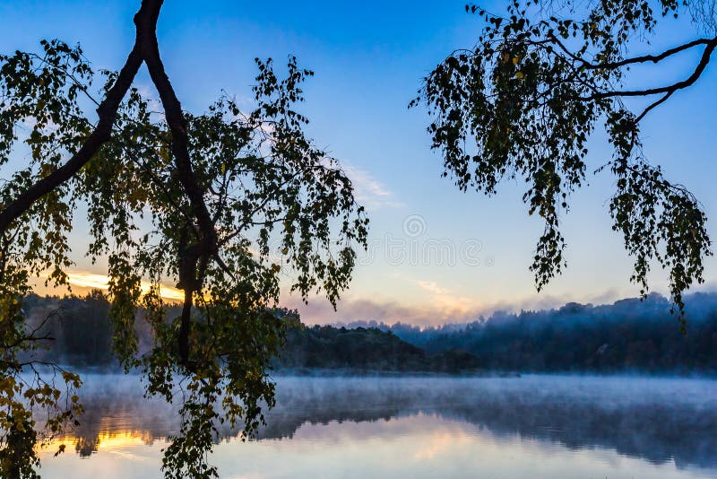 Paesaggio nebbioso di mattina del fiume di Nemunas. Immagine nebbiosa del paesaggio di mattina del fiume di Nemunas