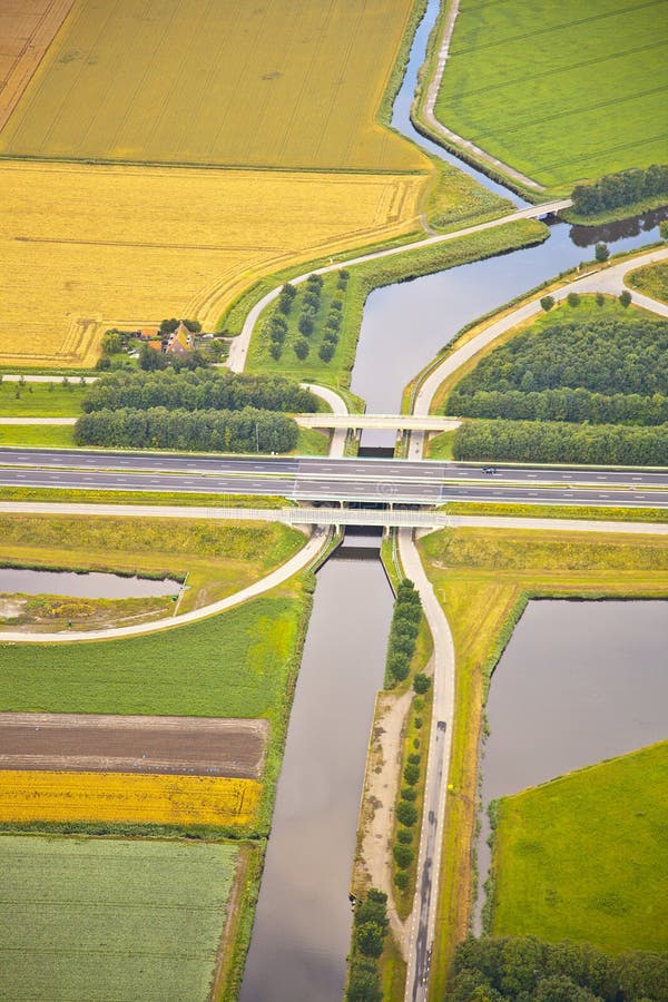 Paesaggio olandese dell'azienda agricola con infrastruttura