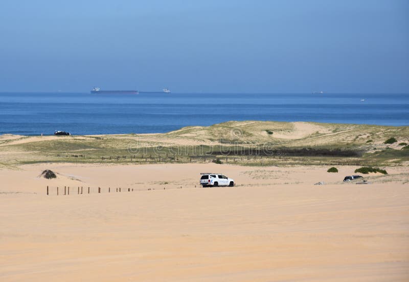 Paesaggio orizzontale della spiaggia con le automobili immagine stock Paesaggio orizzontale della spiaggia con le automobili immagine stock
