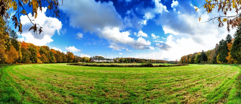 Paesaggio panoramico di autunno con l'ippodromo abbandonato