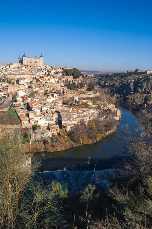 Paesaggio piacevole della citt? di Toledo un giorno soleggiato con cielo blu piacevole fotografia stock Paesaggio piacevole della citt? di Toledo un giorno soleggiato con cielo blu piacevole fotografia stock